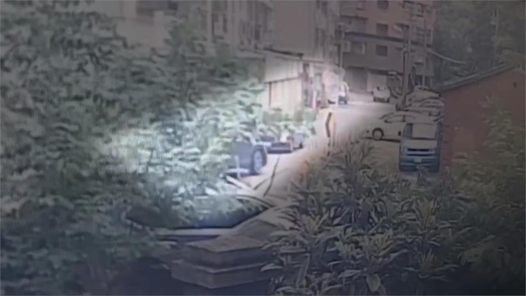 黑羊白羊過橋真實版！兩車會車互不讓僵持1個多小時