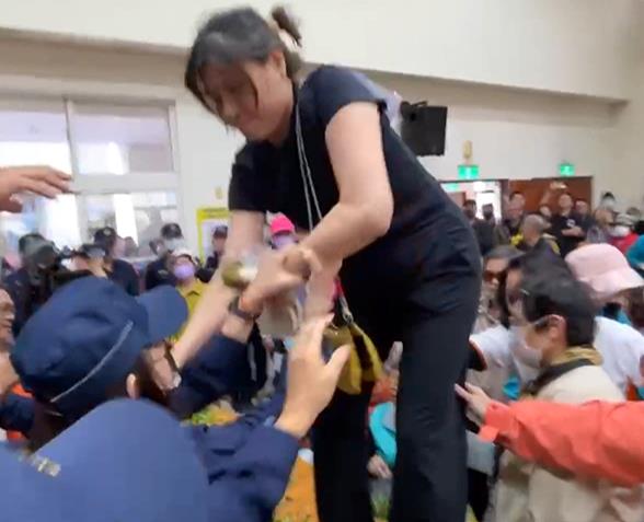 火爆抗爭!名間焚化爐二階環評會 自救會撒茶葉遭女抓住脖子