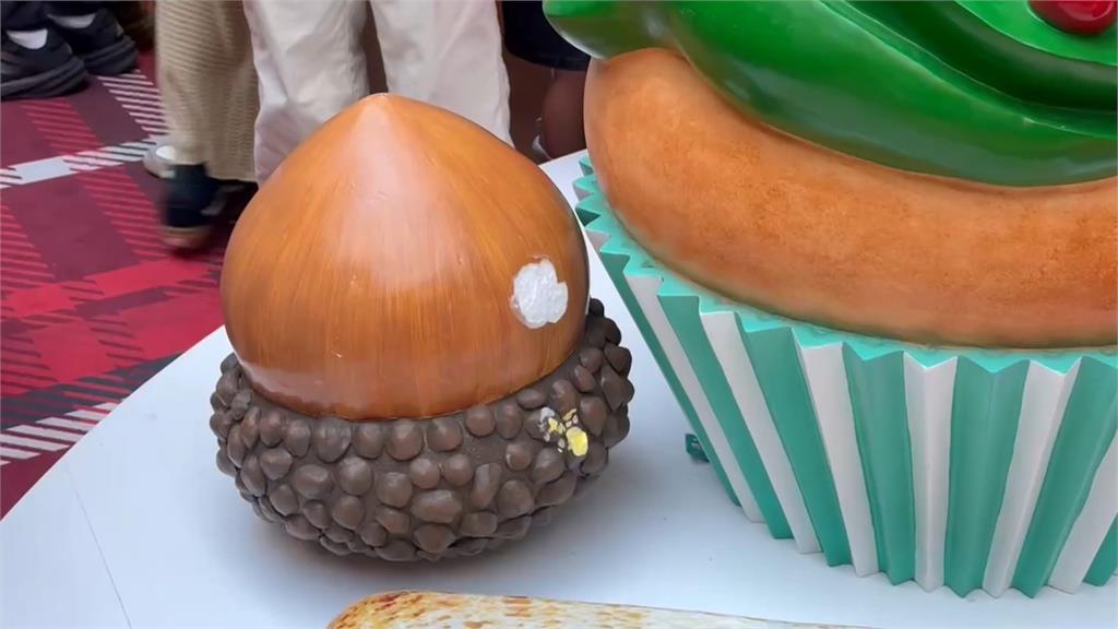 貴婦百貨「耶誕巨熊、美食造景」遭破壞! 家長放任孩童踩踏、蹂躪