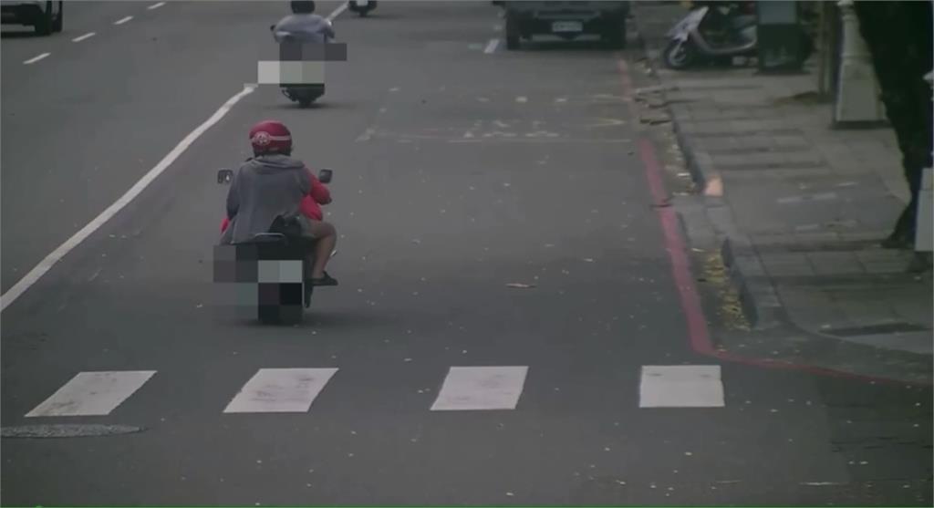 婦人騎機車「三貼」還單手抱男童 全被一旁民眾拍下:好危險