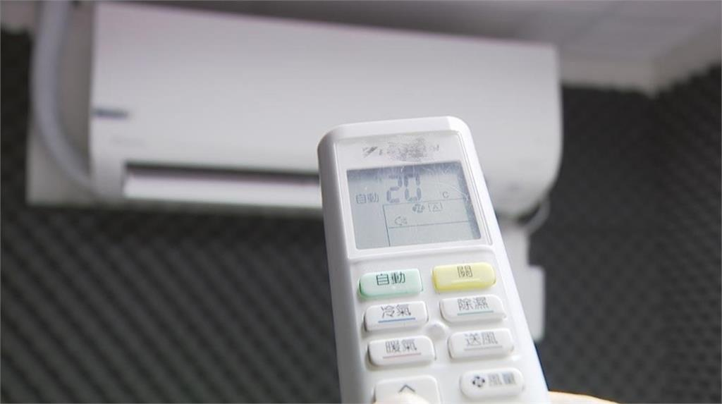 冷氣師傅施工前指這1支拿不起來!他見真相笑翻 日本冷氣師傅施工前指「這1隻」拿不起來!他轉身看「神蹟現場」秒笑翻