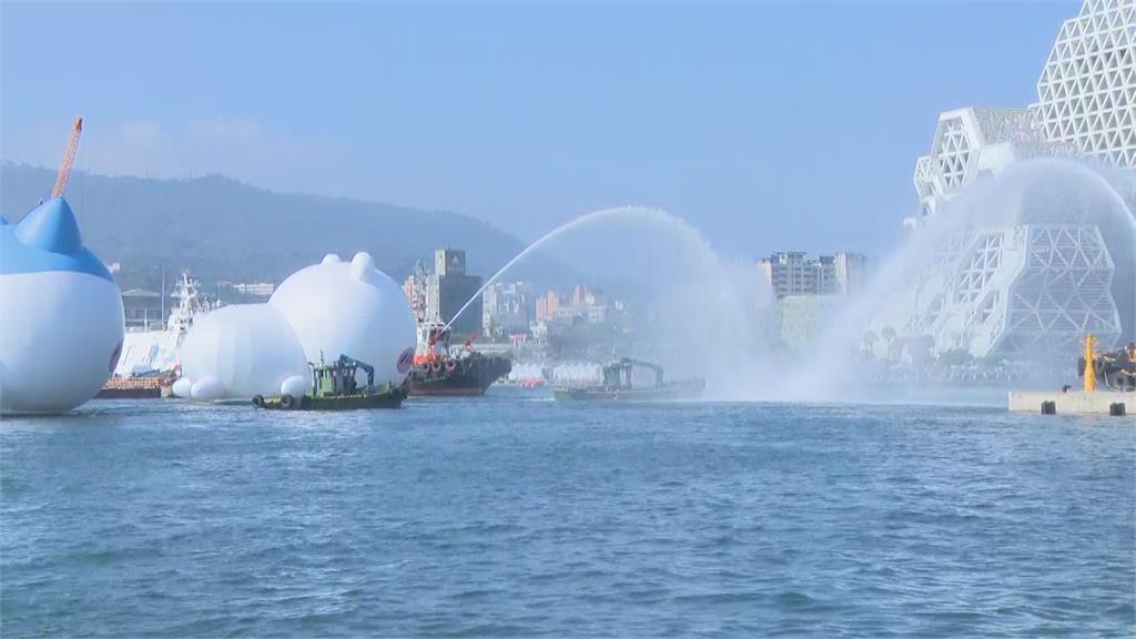 快新聞/高雄燈會正式開幕!「水門禮」迎接吉伊卡哇、小八貓 兔兔烏薩奇港邊玩耍