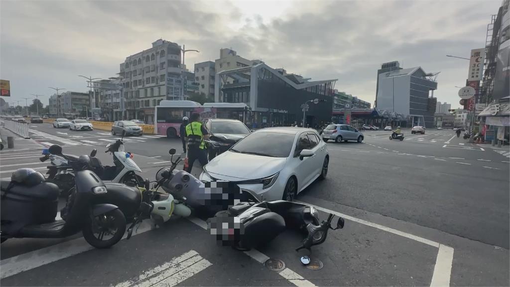 高雄鳳山路口連環撞! 直行車衝撞左轉車 4機車遭"掃到"全倒