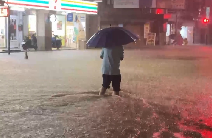 山陀兒颱風尾「大雨狂炸」！金山分局前「淹成一片汪洋」畫面曝