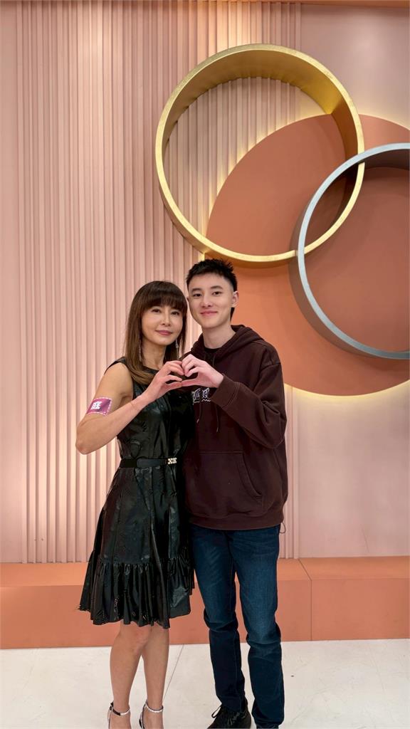 曲艾玲兒子下課忘記背書包回家！連夜趕回學校求警衛開門找