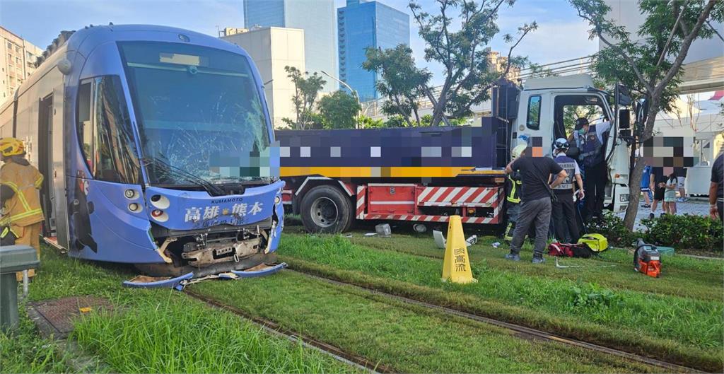 快新聞／畫面曝光！高雄輕軌重大車禍　大貨車疑闖紅燈慘遭列車撞歪