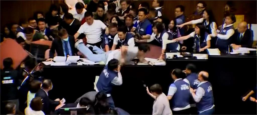 民進黨射罷免三箭!200面看板上架、週六黨公職街頭串聯