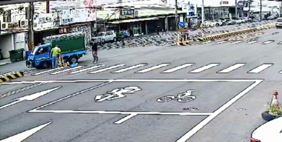 疑服用安眠藥後上路! 女自撞號誌燈桿車輛"空轉冒煙"