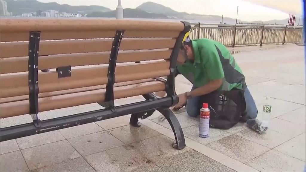 颱風紅霞登陸中國廣東 民眾被超強風雨吹到滑倒