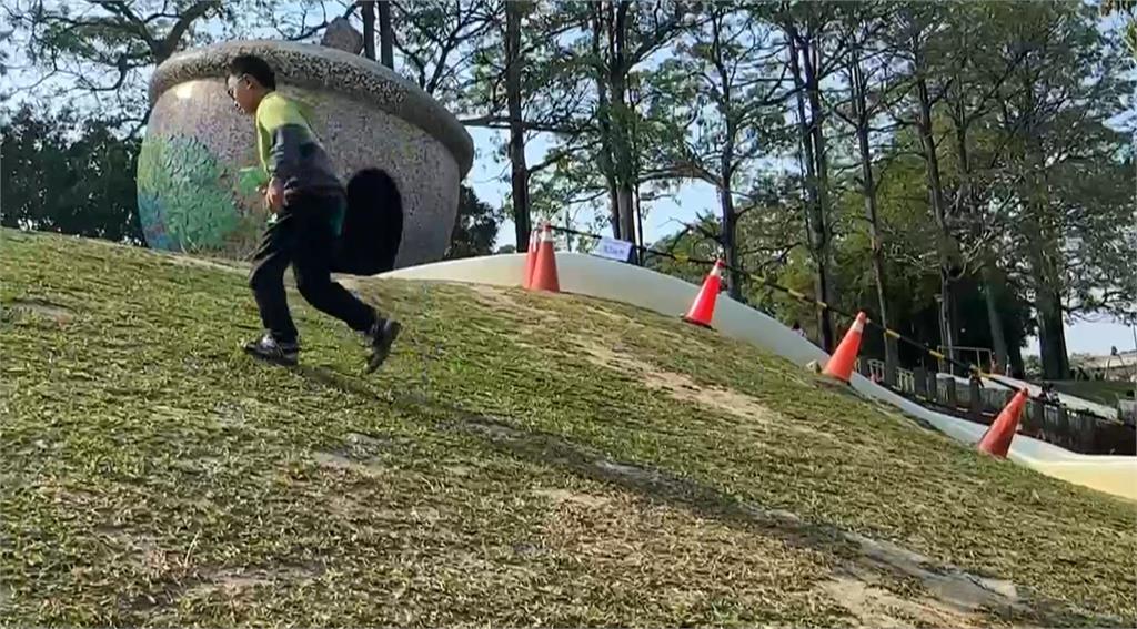 重機騎士把公園當練車場？　不良示範！　公所提告毀損