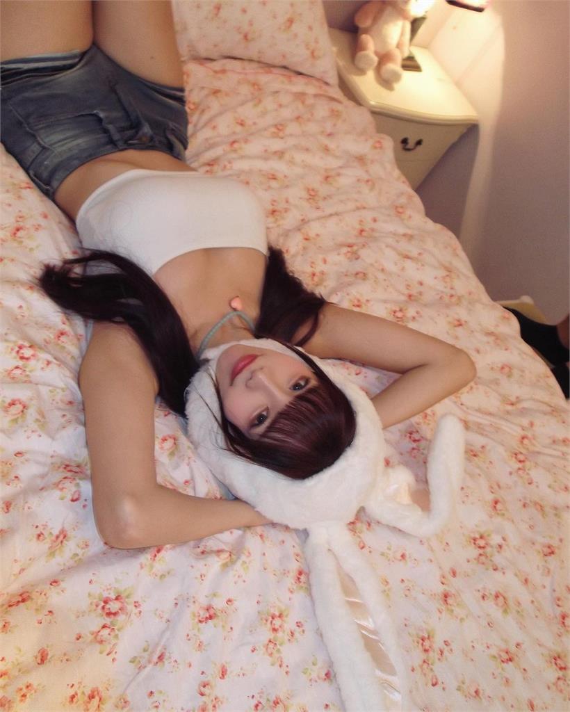 回眸女神辣穿小可愛躺平!炸出神秘弧線粉絲瘋看 回眸女神躺平甜扮兔女郎!白透小可愛炸出「神秘弧線」6千網被撩倒