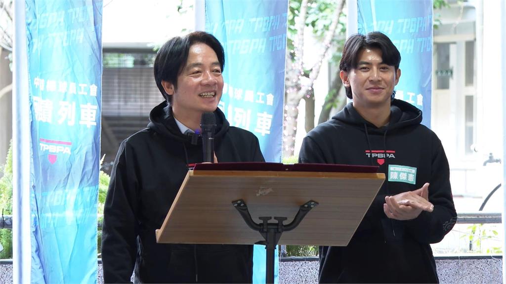 合體偶像陳傑憲齊揮毫!賴清德寫下「勇」字期許「台灣尚勇」