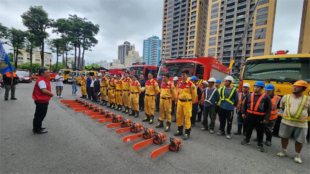 快新聞/丹娜絲重創嘉義 高市府派98人、各式機具支援救災