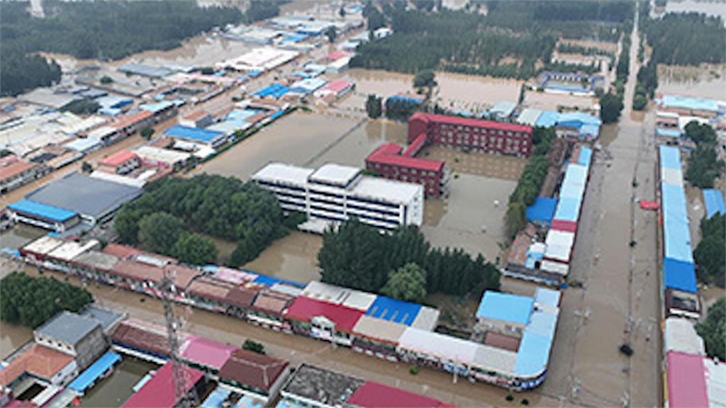 洩洪毀家園竟掰暴雨導致　中國霸州村民「抗議慘被黑衣人暴打」畫面曝