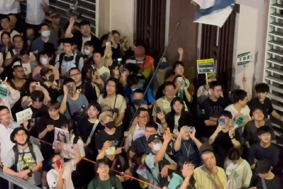 快新聞／立法院今日議程結束　綠委接受支持者簇擁歡呼「台灣加油」