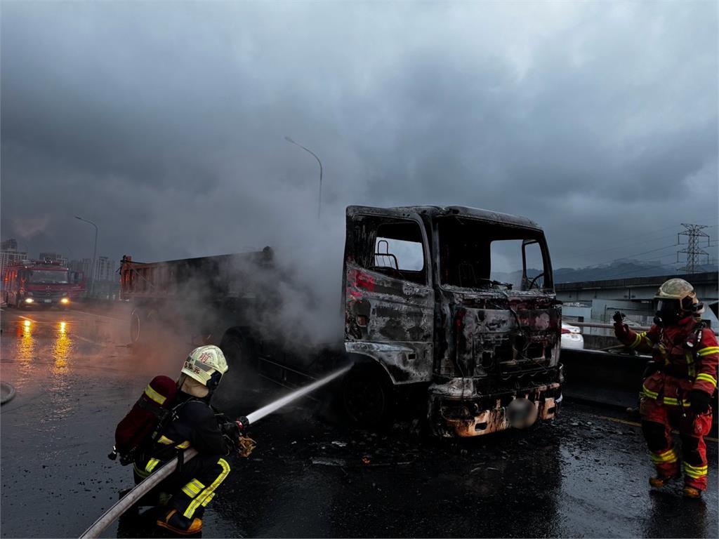 快新聞／台65線北上泰山段火燒車「駕駛棄車逃命」　後方一度回堵數公里