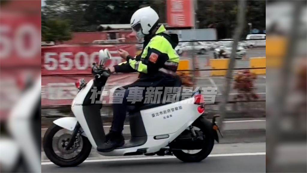 警單手騎車滑手機30秒遭錄下 北投分局:執行公務仍依法開罰