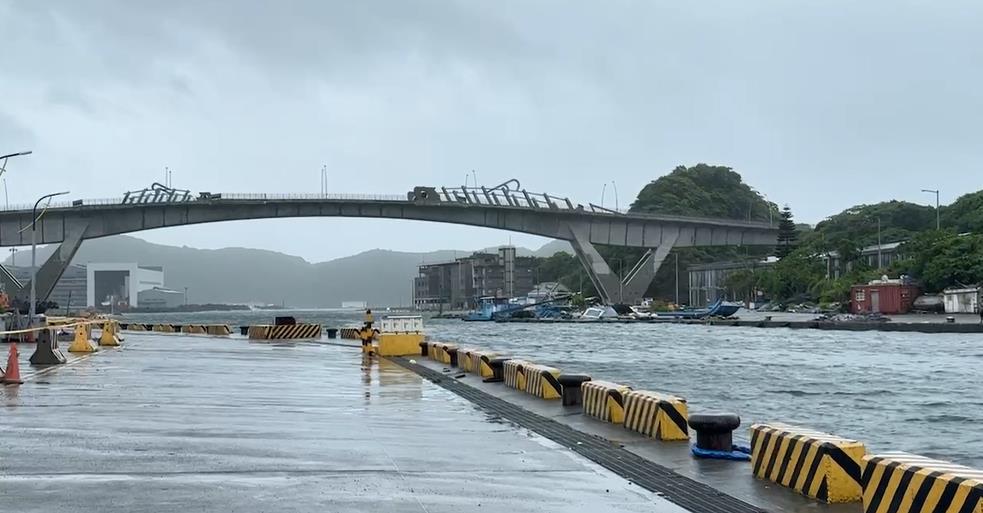 快新聞／不要命？凱米逼近「宜蘭首當其衝」　竟有民眾在岸邊釣魚