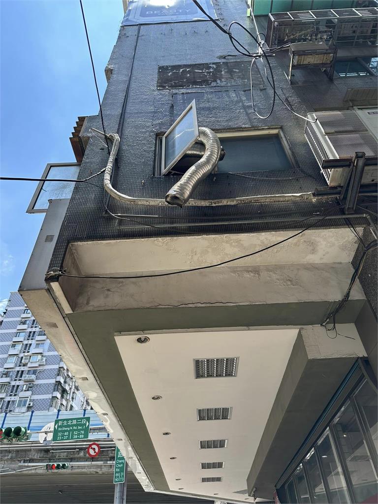 禍從天降! 女星楊小黎路上遭「酸臭黑液體」襲擊