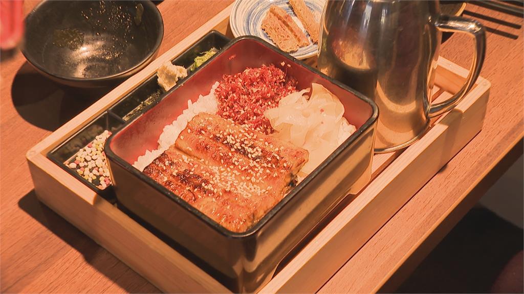 台南浮誇系海鮮丼 整隻龍蝦再鋪上滿滿鮭魚卵