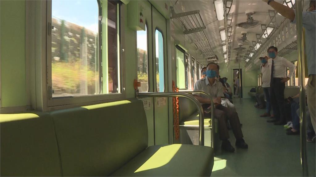 原始電風扇、手動開啟車窗... 藍皮解憂號漆上「浪漫藍」華麗變身