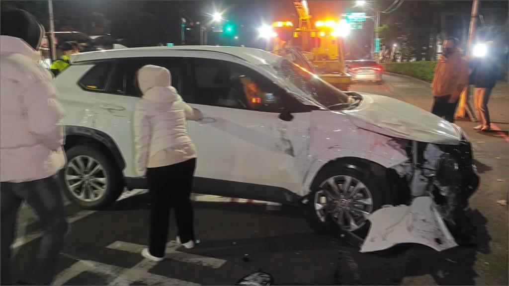 淡水休旅車失控撞警車慘翻車　車內搜出「這些東西」2人送辦