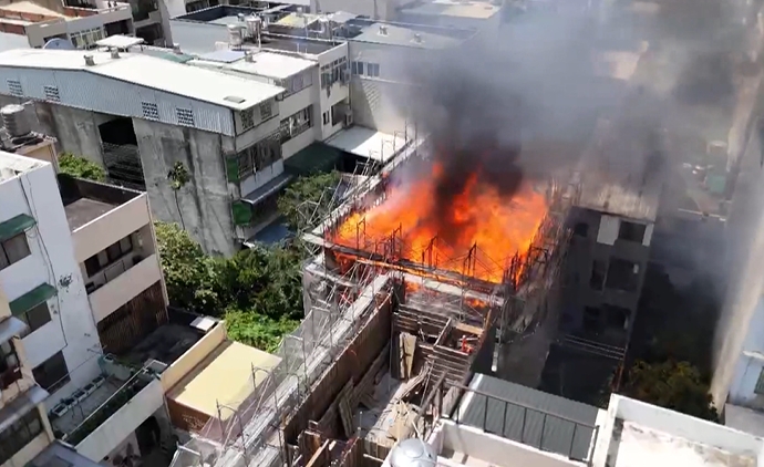 苗栗建築工地頂樓大火 波及隔壁民宅及補習班