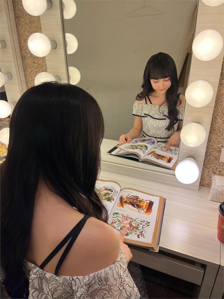 黑嘉嘉無預警宣布喜訊!罕露性感嬌喊「大家期待一下」網驚:要結婚?