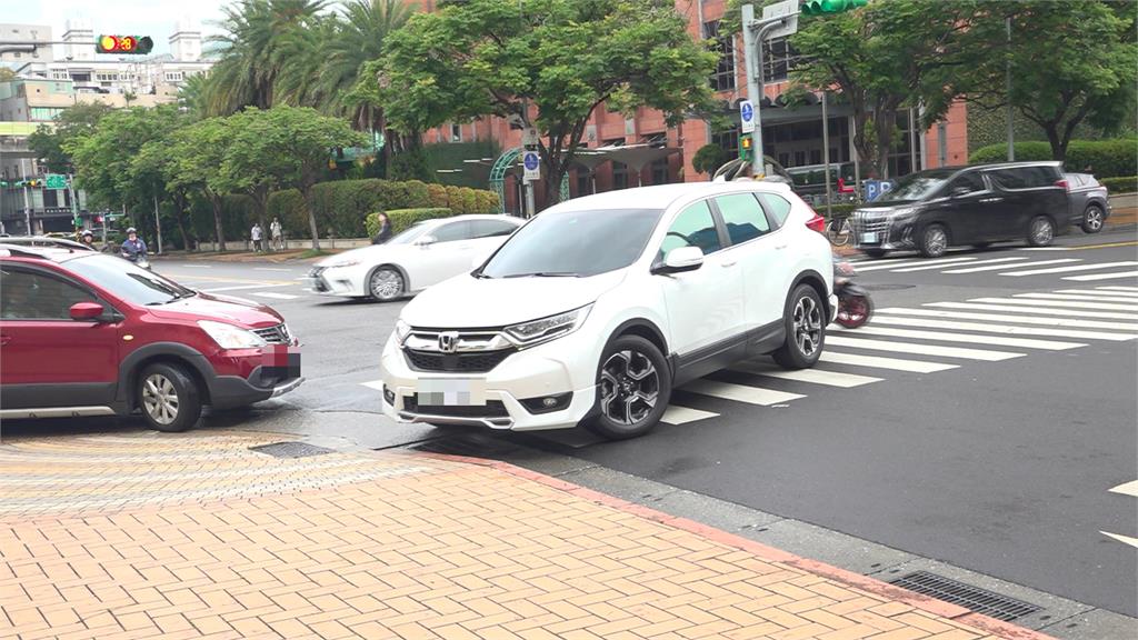 停車插隊險釀擦撞「網轟沒水準」 警方回應「這樣說」