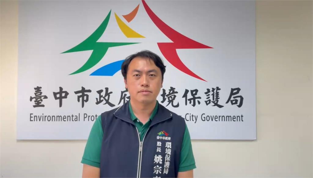 別人家當自己家? 男子闖入社區扔垃圾還焚燒紙張