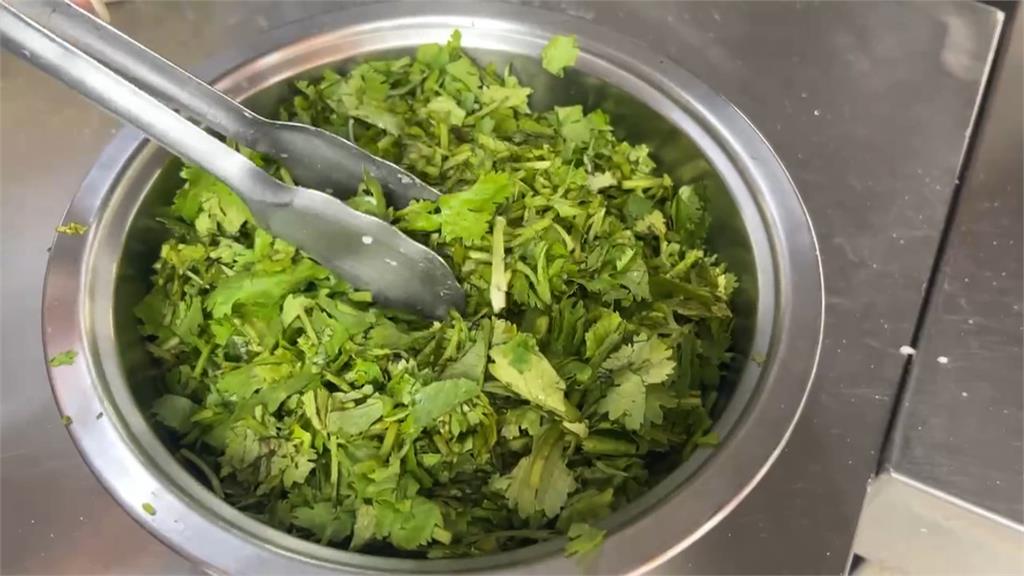 韓籍網紅分享台灣小吃 釣出蔡英文留言「可以加2倍香菜」