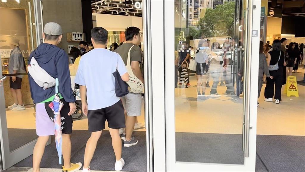 國慶連假北台灣陰雨綿綿 民眾湧進百貨公司消費