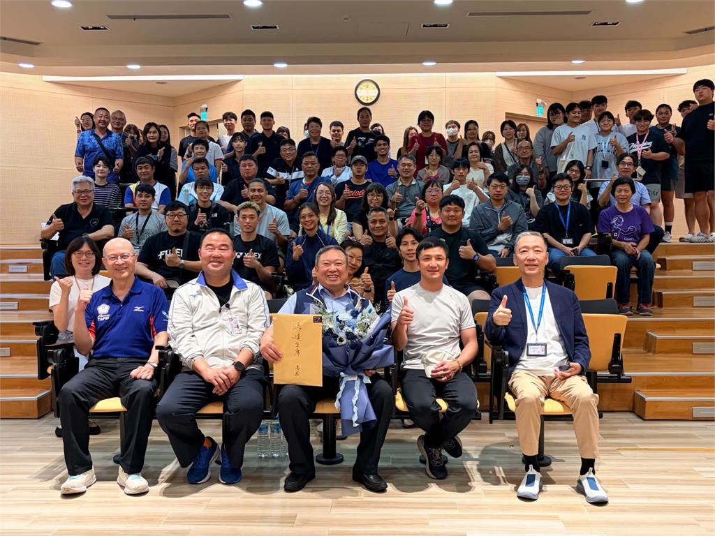綜合／林鴻道辭國訓董事長與選手道別  林郁婷、林俊易代表獻花感謝貢獻
