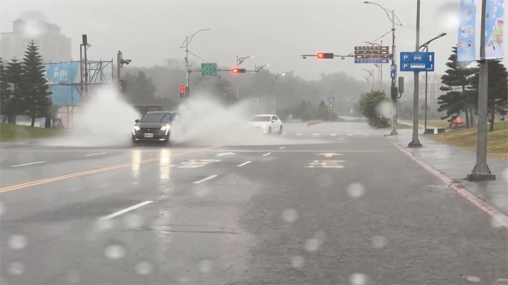 白海豚掠過台灣挾風雨　竹120縣道巨石掉落阻交通
