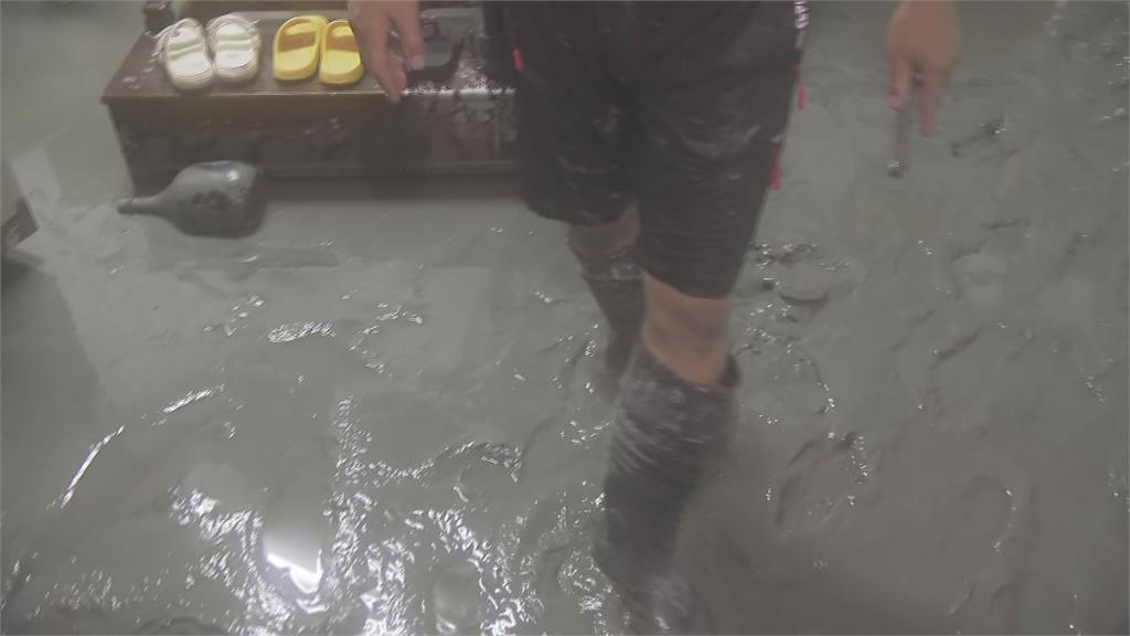 泥流覆蓋光復鄉　"自來水管全接馬太鞍溪"　　居民搬水桶接雨水