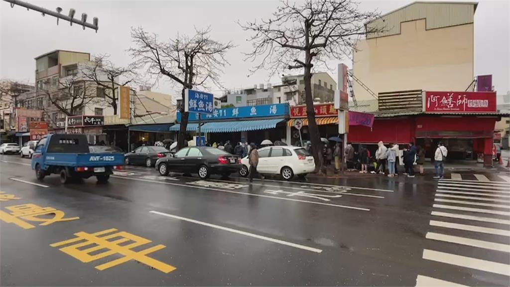 連假出遊潮　遊客凌晨冒雨朝聖台南牛肉湯