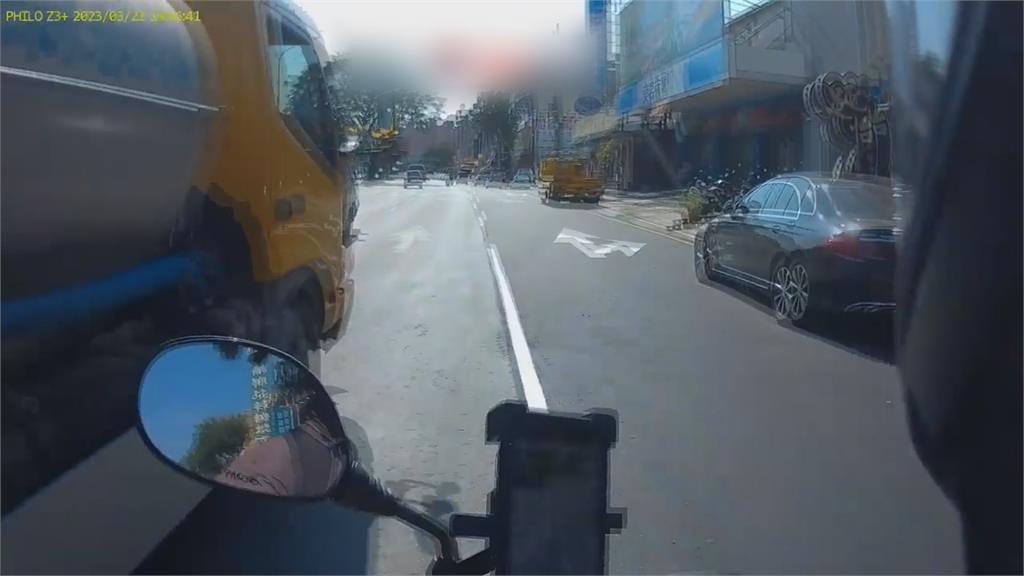 四輪大爺!灑水車逼停機車嗆「這是汽車道」 遭打臉竟嗆:林北打你喔