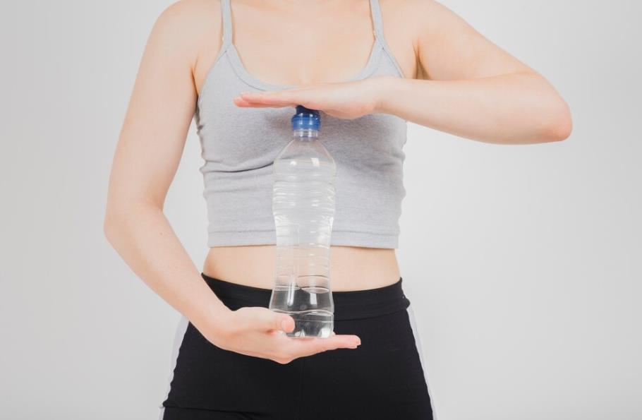 每天喝瓶裝水？美研究發現：使用「塑膠瓶」飲水　可能增加糖尿病風險