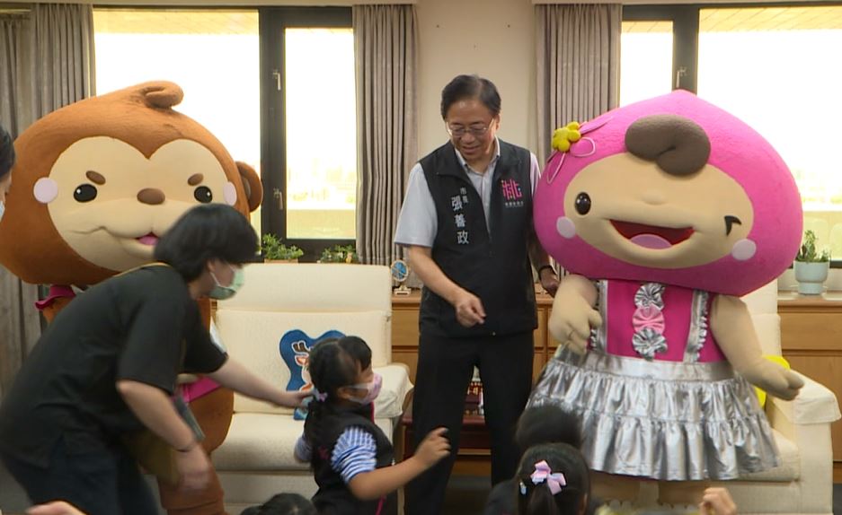 桃園「小小市長體驗營」 小朋友學蓋章批公文有模有樣