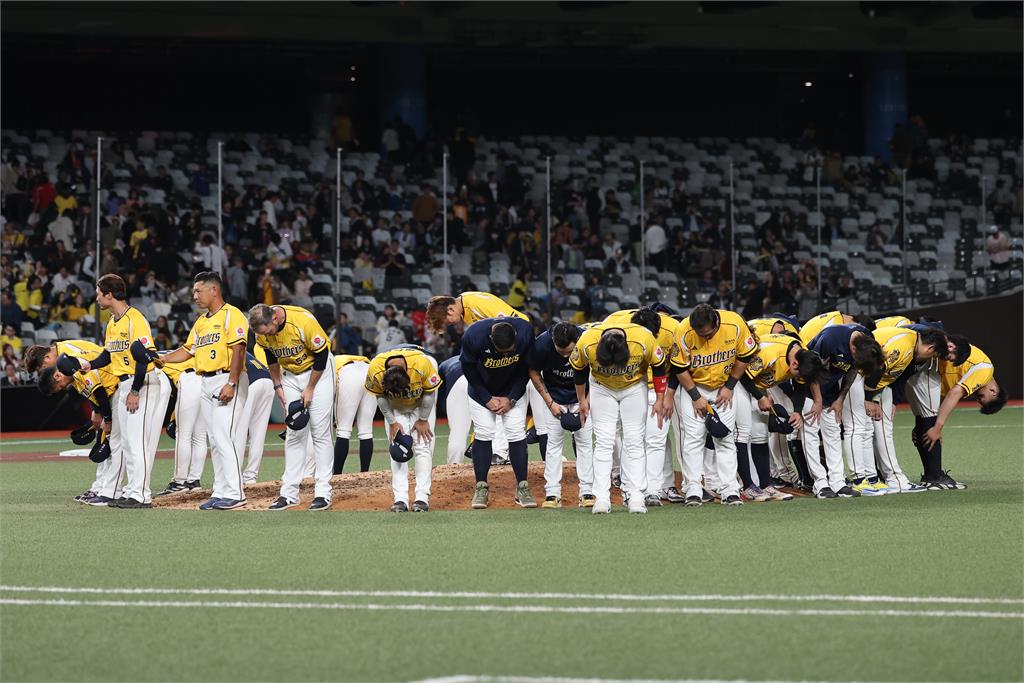 棒球／台日交流戰大巨蛋首戰湧入17560人觀賽！中信兄弟3：7不敵福岡軟銀鷹