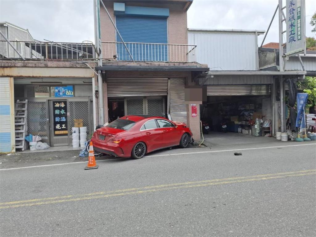 快新聞/討債談判破裂!花蓮賓士車主「失控衝撞民宅」5傷 車頭嚴重受損