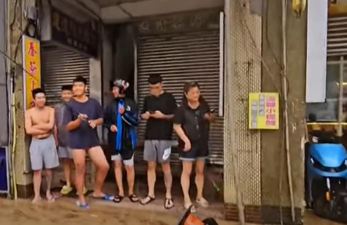 雨彈炸基隆！道路淹成「黃河」　民眾苦中作樂「甩竿釣魚」