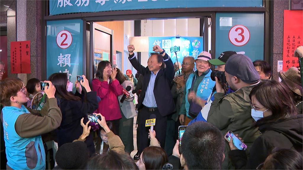 睽違16年成功回鍋立院 王世堅獲11萬票大勝游淑慧