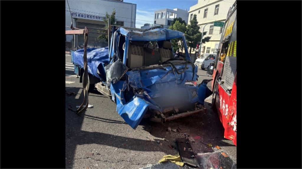 台中消防車出勤左轉　直行小貨車未禮讓撞上