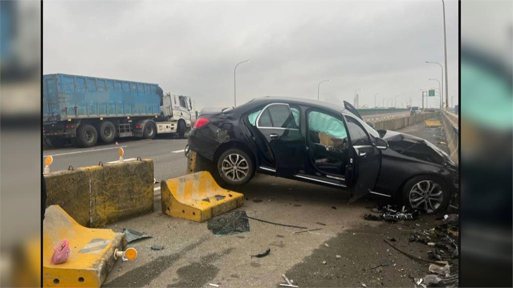 硬碰硬! 轎車鑽縫切入不慎 擦撞大貨車失控翻車