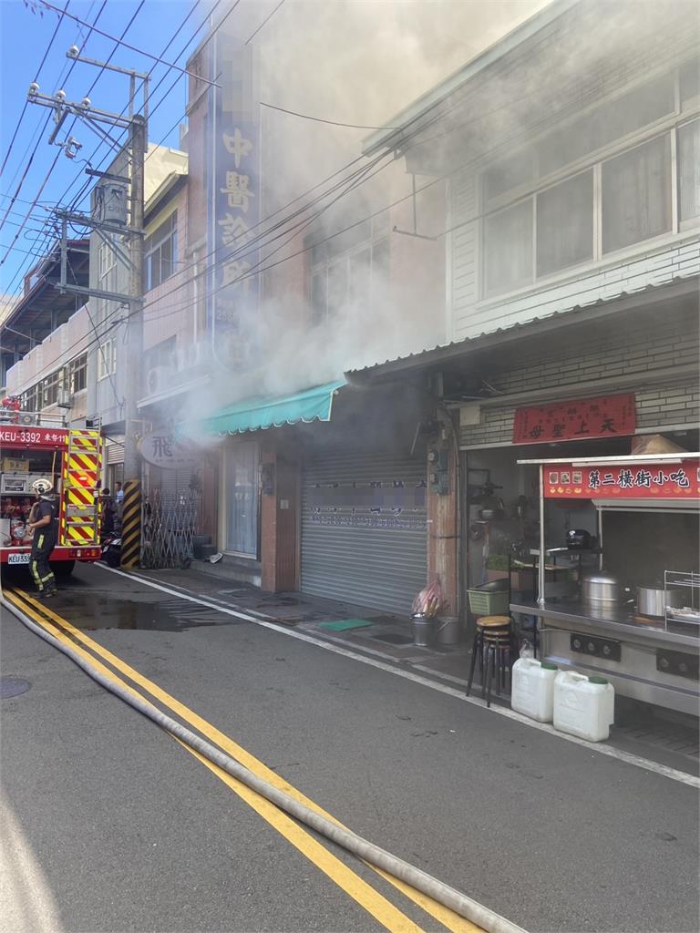 最新／台中某中醫診所冒火！女員工受困4樓　黑煙狂竄街頭畫面曝
