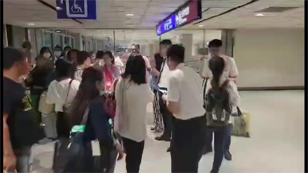 返國遇「海葵」攪局！　小港機場降落2次失敗　旅客：過程很晃、很恐怖