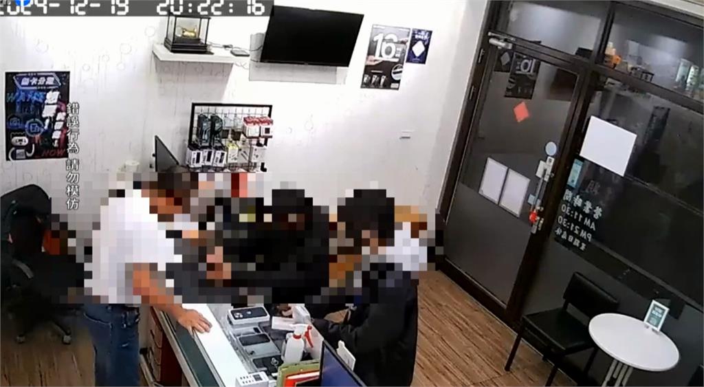 兩未成年搶兩支iphone 被逮進警局還嗆警