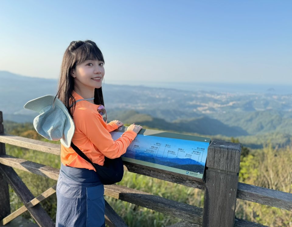 端午登山「姐姐炸出翅膀」竟是高嘉瑜!帽子噴飛44歲狀態網看呆:準備上場補選了