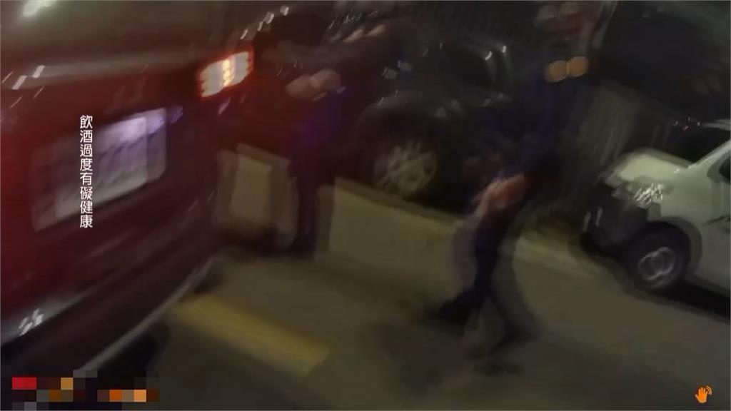 獨/男黃湯下肚「持雙刀」攻擊兄弟 警使出電擊槍迅速逮人